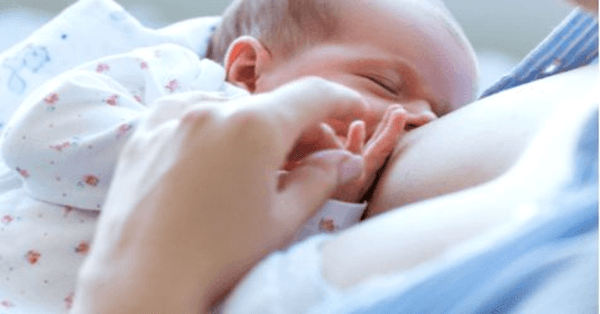 Nên cho bé bú sữa mẹ ngay sau khi sinh để hấp thu sữa non